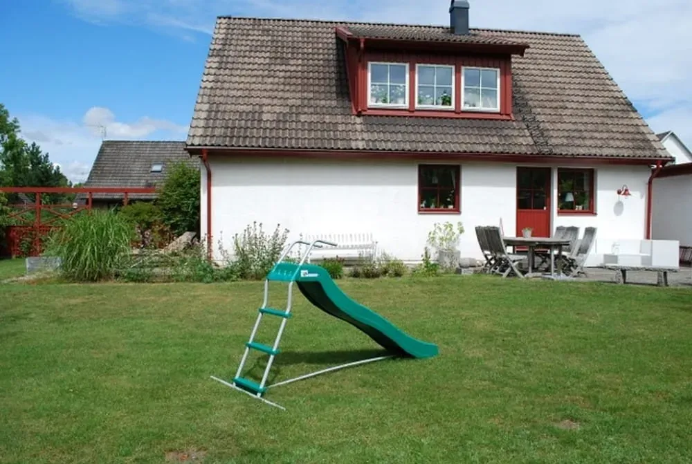 200 m² terrass med belyst pool – bild 1