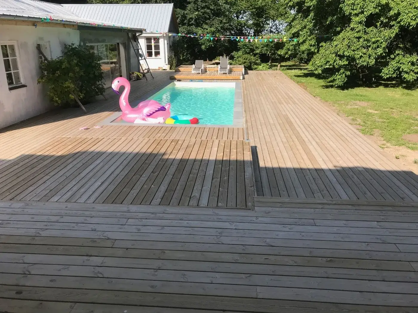 Stor trädäcksterrass med pool, byggd av Wood & Stone