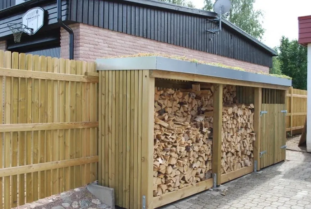 Vedförråd med sedumtak – Furulund. Utfört av Wood & Stone.
