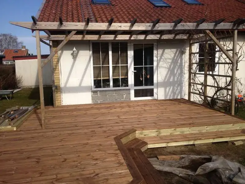 Terrass med räfflade brädor och blomlådor i Bjärred, utfört av Wood & Stone