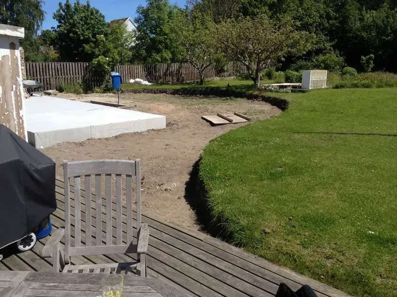 Rund terrass och blomlådor – bild 1