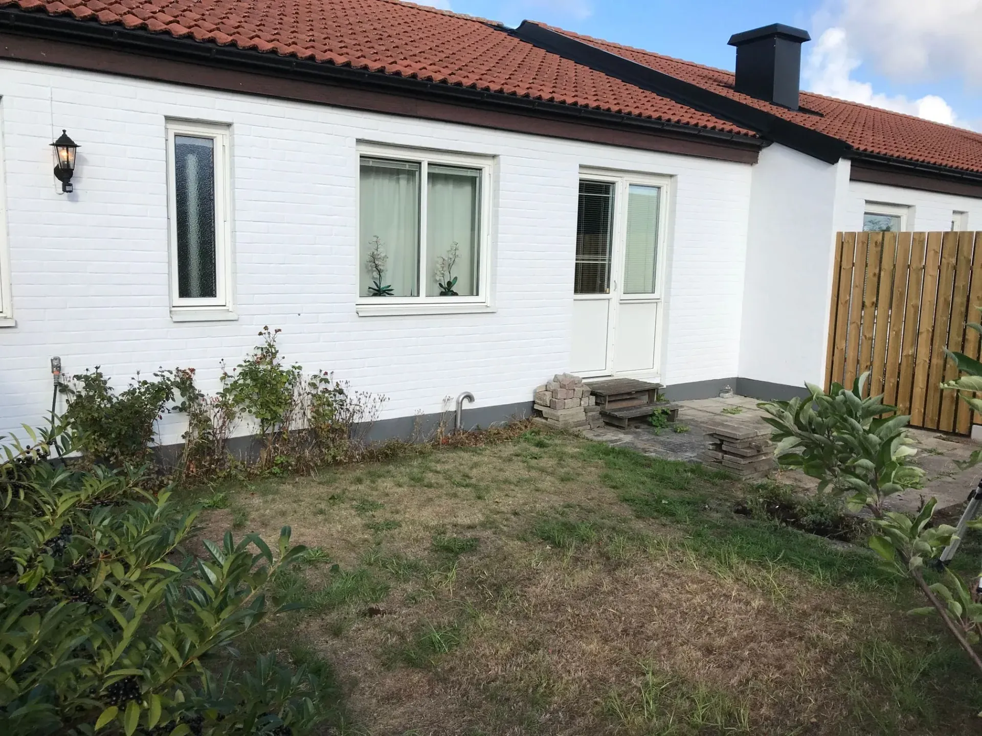 Terrass med gång i trä – bild 1