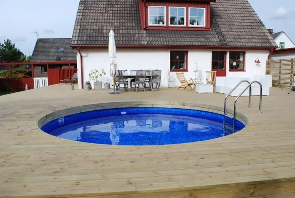 200 m² terrass med belyst pool – Furulund. Utfört av Wood & Stone.