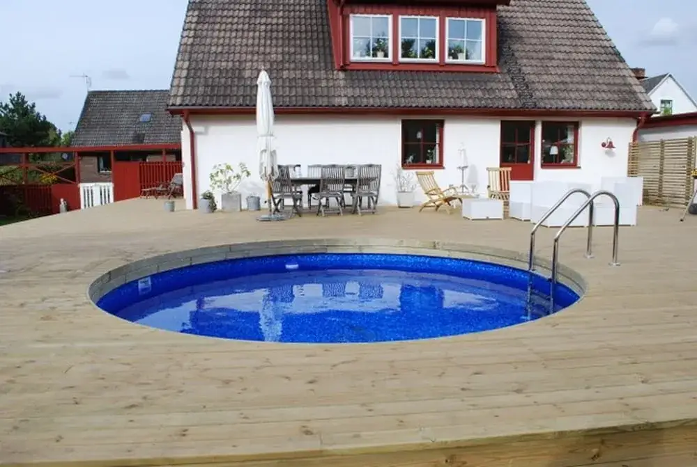 200 m² terrass med belyst pool i Furulund, utfört av Wood & Stone