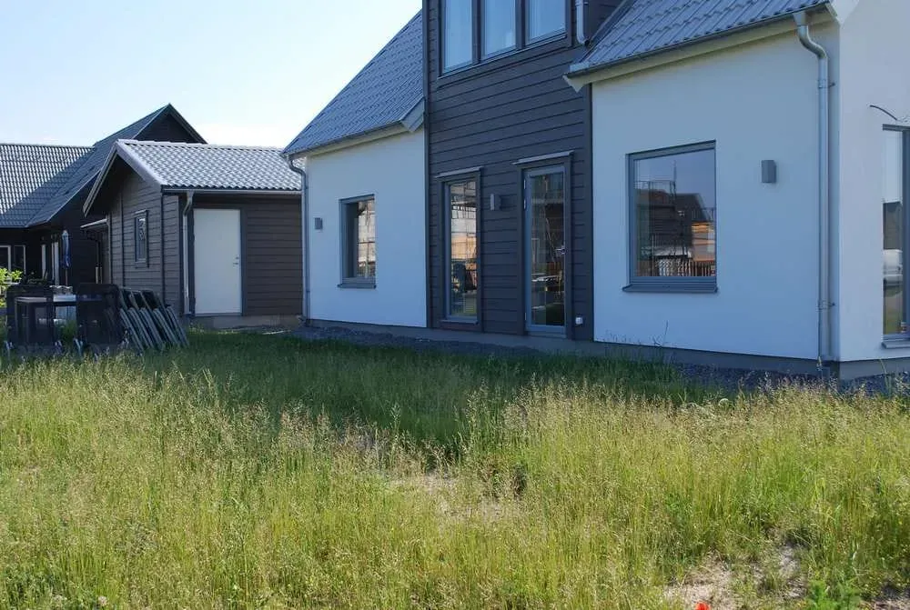 Trädäck med belysning, uppfart och gångar – bild 1