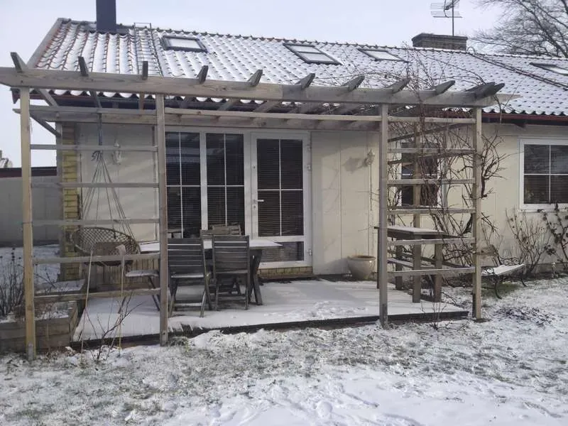 Terrass med räfflade brädor och blomlådor – bild 1