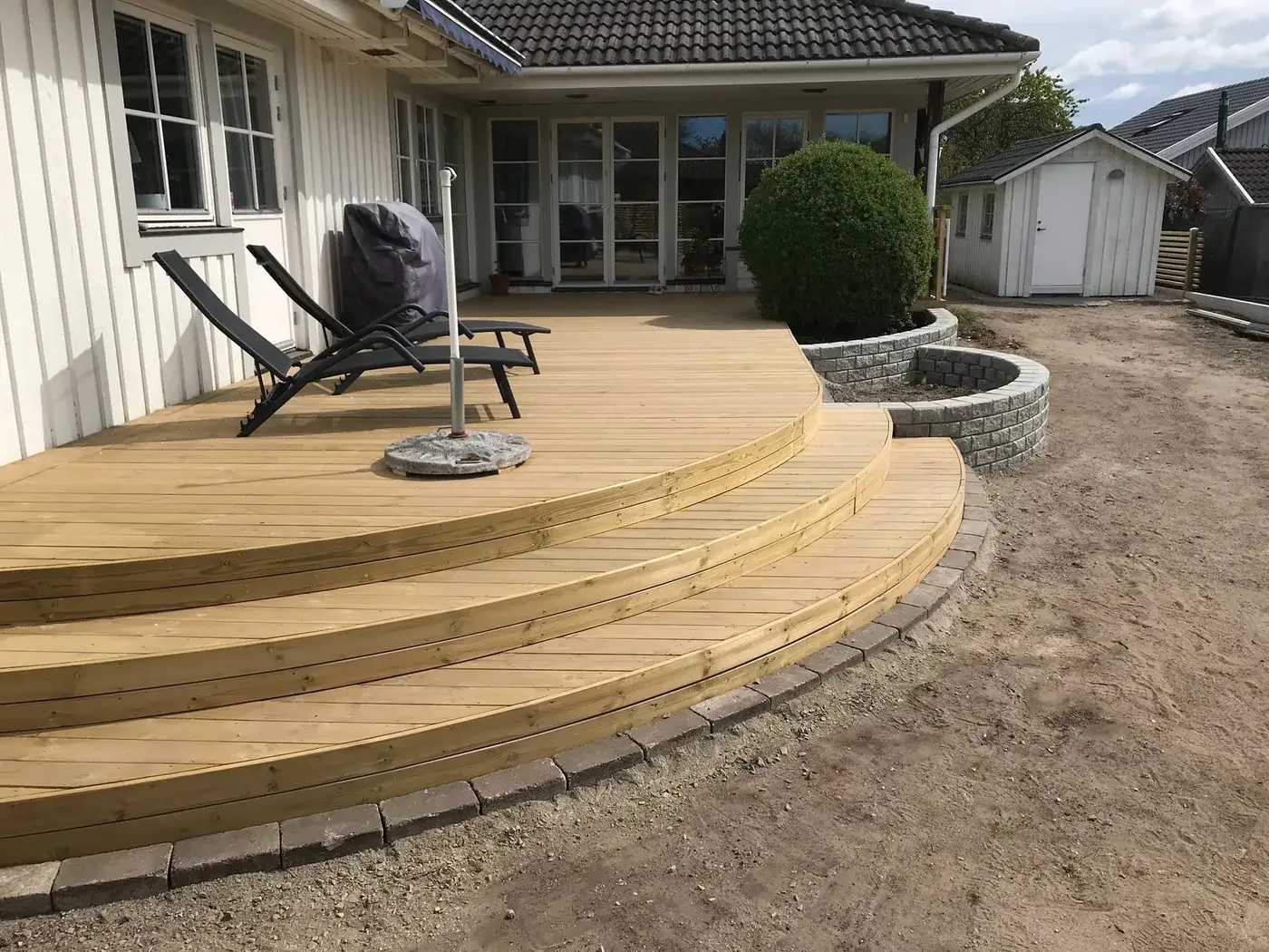 Trädäck med runda trappor i Skåne, utfört av Wood & Stone