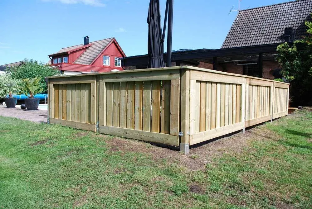 Staket och nytt golv i uterum – Furulund. Utfört av Wood & Stone.