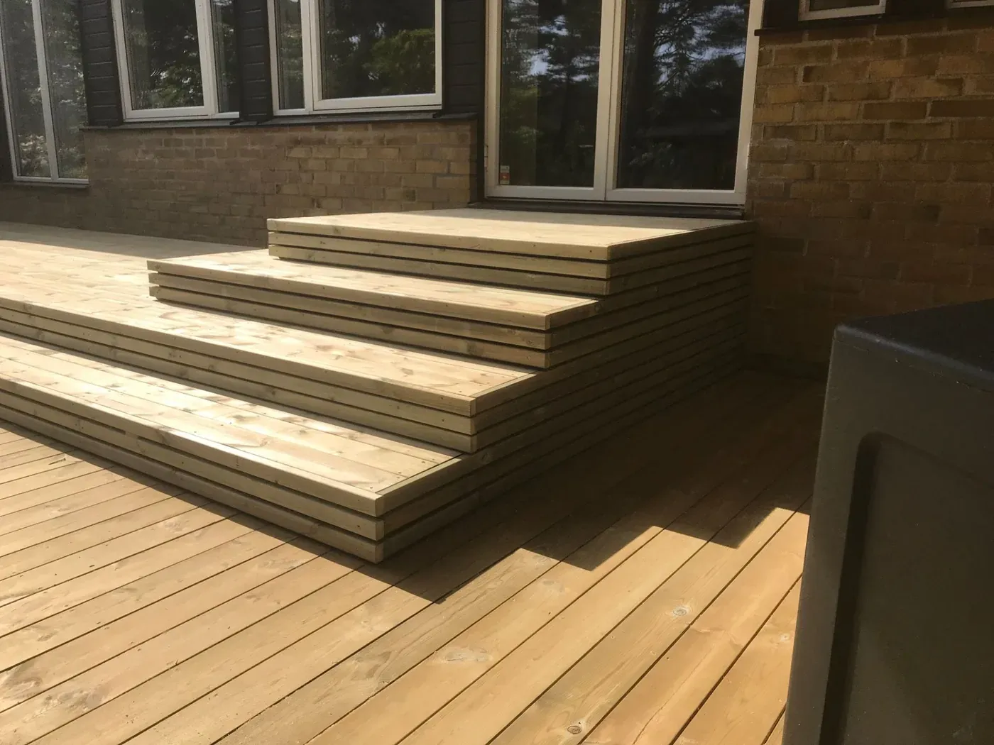 Funktionellt trädäck – Höllviken. Utfört av Wood & Stone.