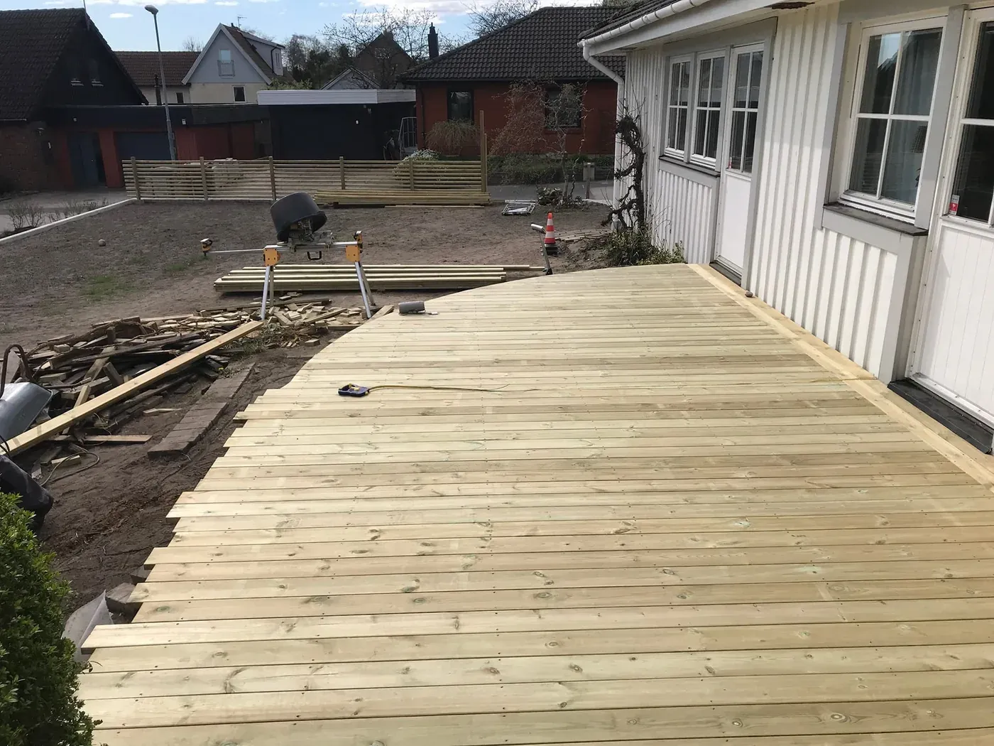 Trädäck med runda trappor – bild 2