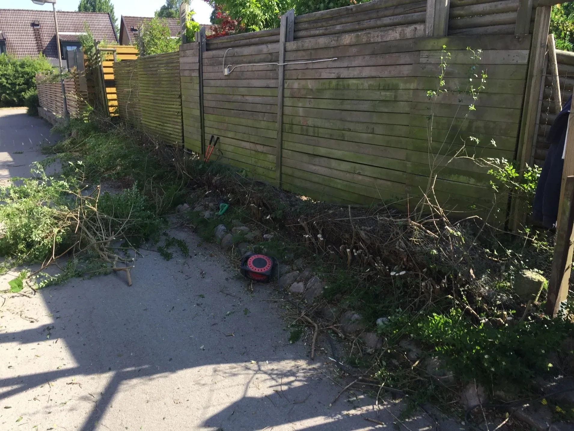 Nytt staket och gräsmatta – bild 2