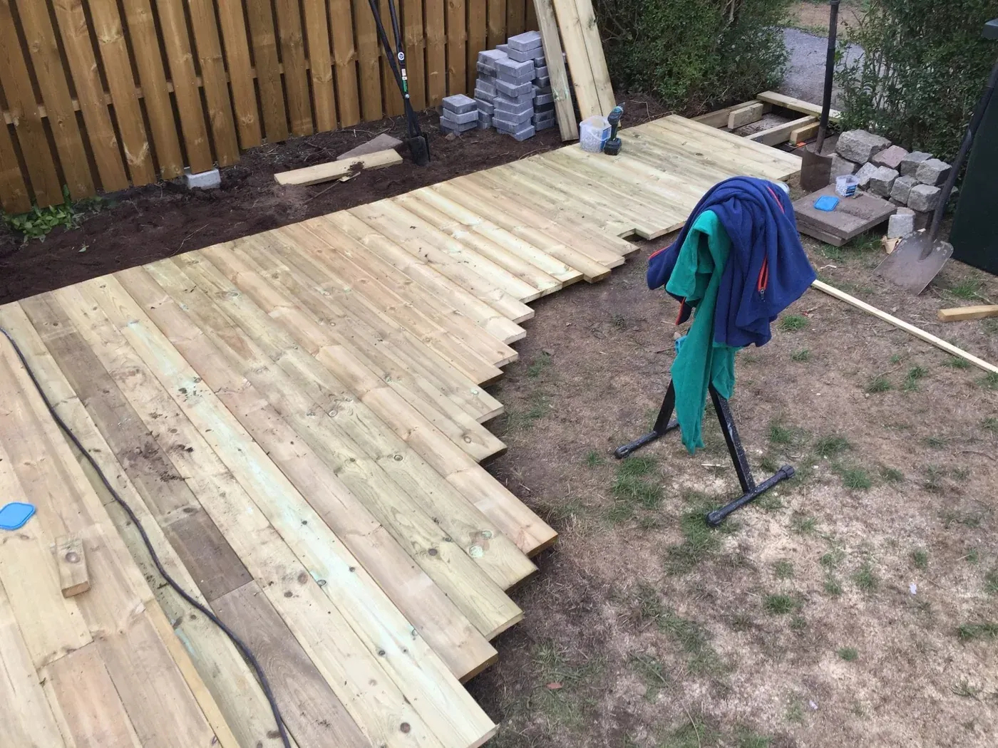 Terrass med gång i trä – bild 2