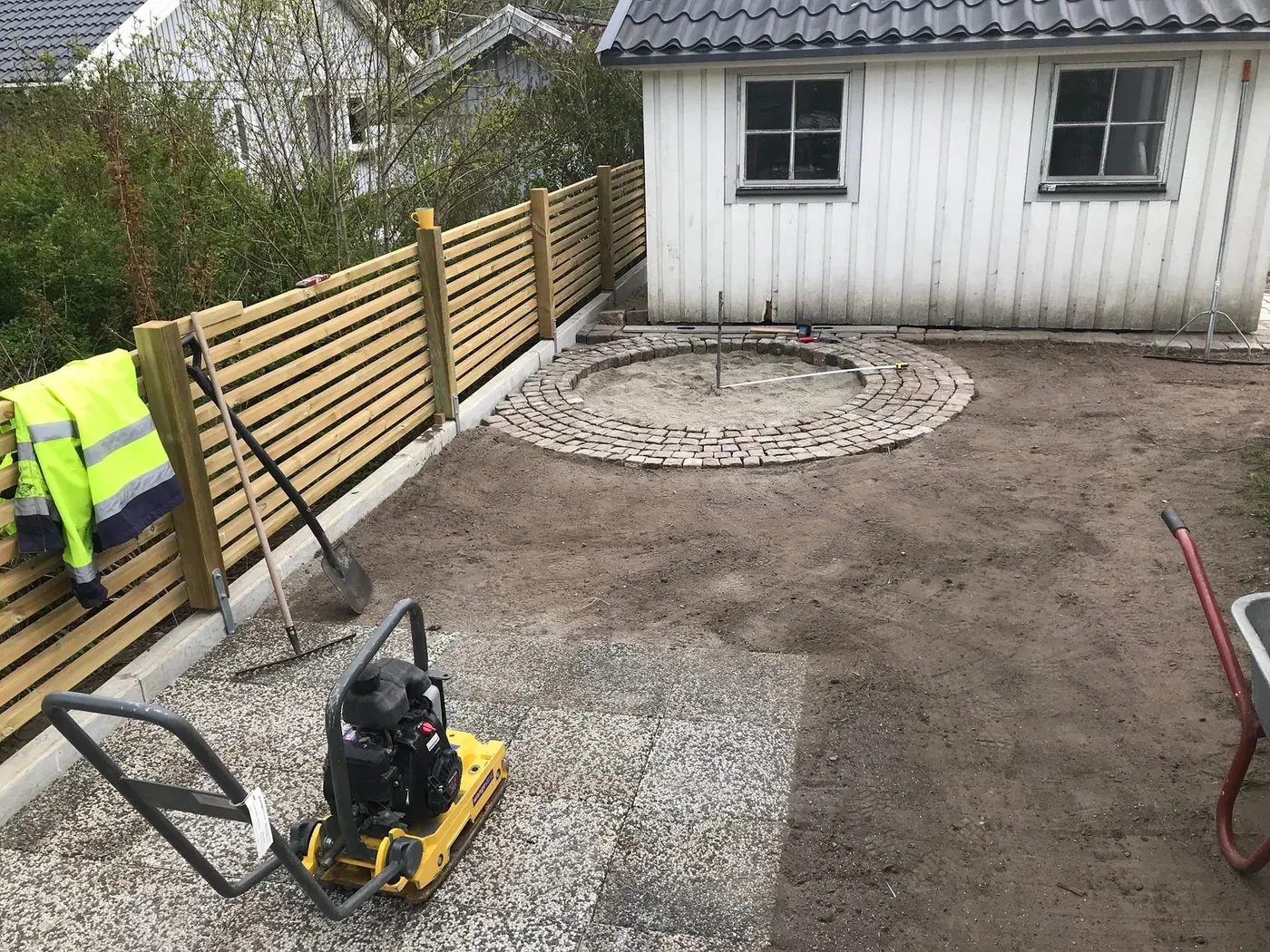 Trädäck med runda trappor – bild 3