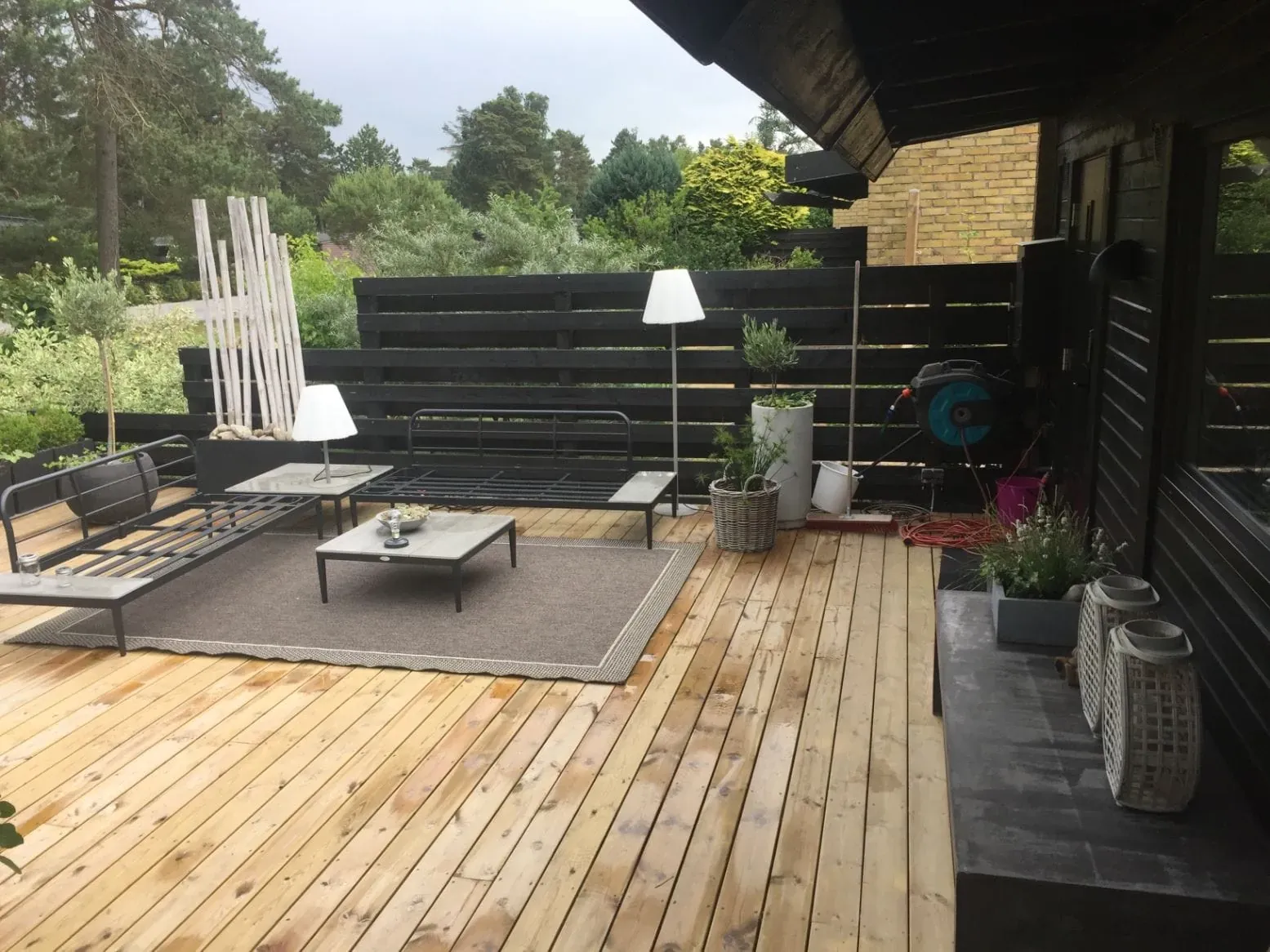 Modern altan och förråd – Höllviken. Utfört av Wood & Stone.