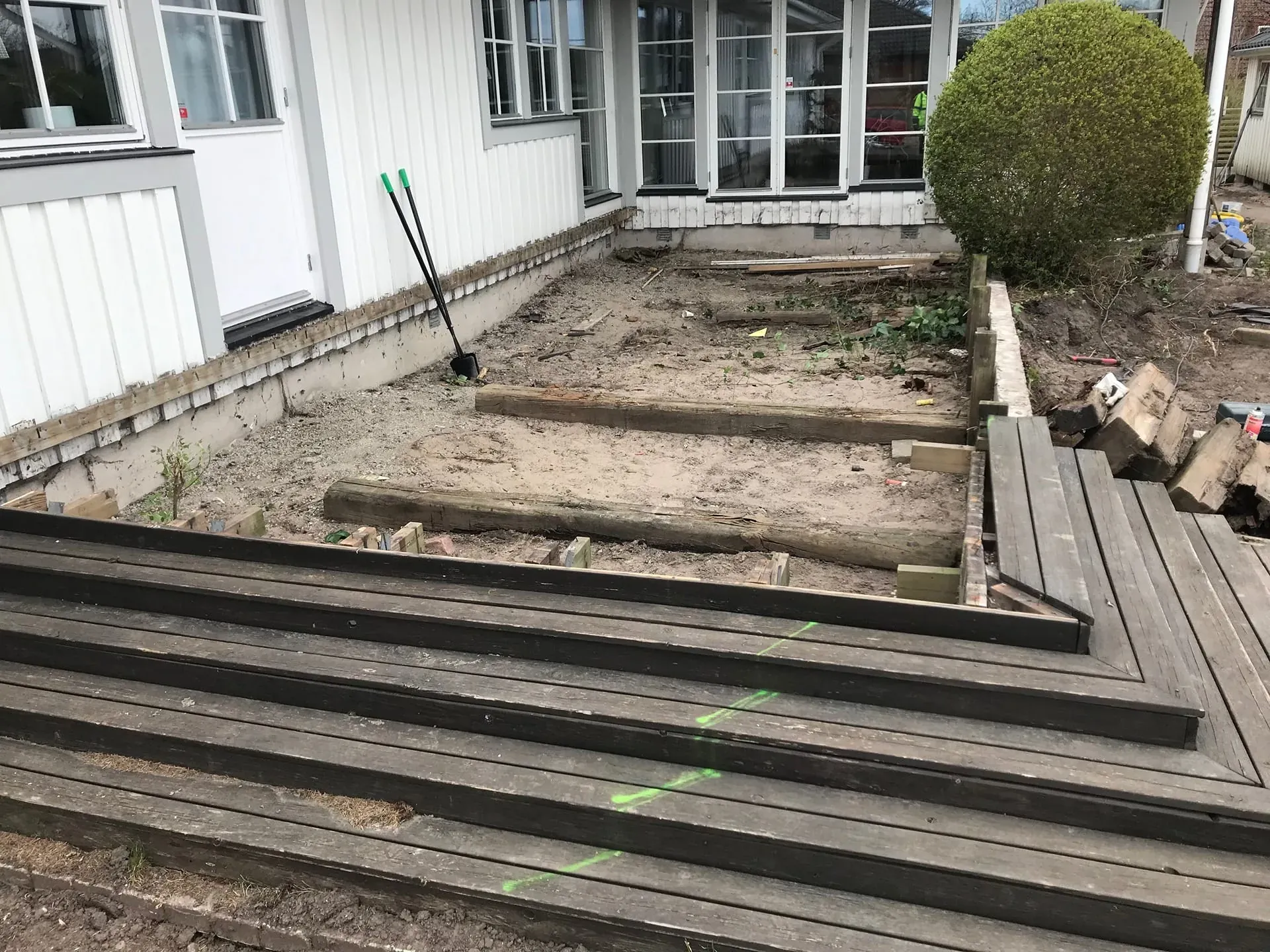 Trädäck med runda trappor – bild 3
