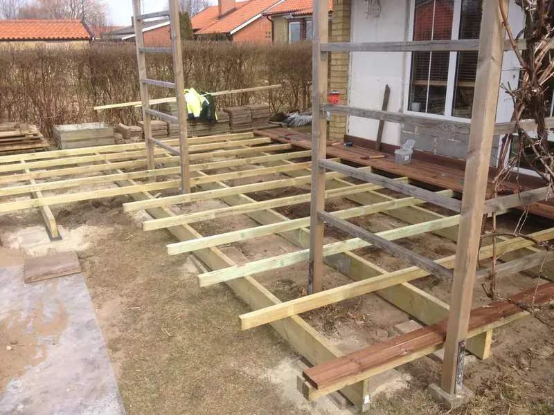 Terrass med räfflade brädor och blomlådor – bild 3