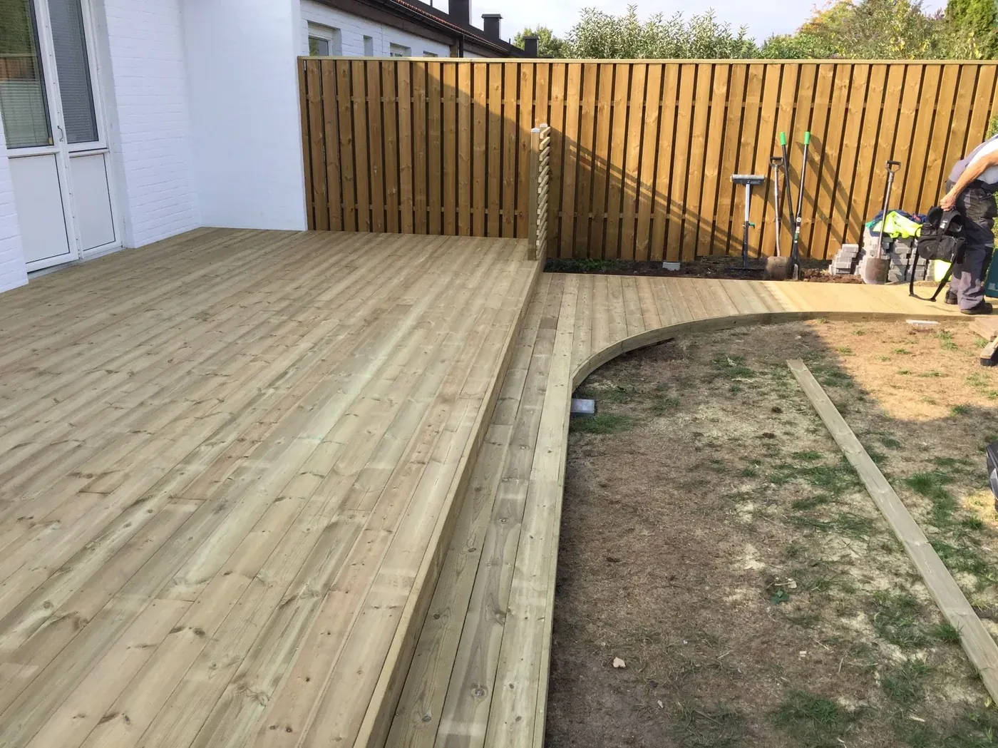 Terrass med gång i trä – bild 3