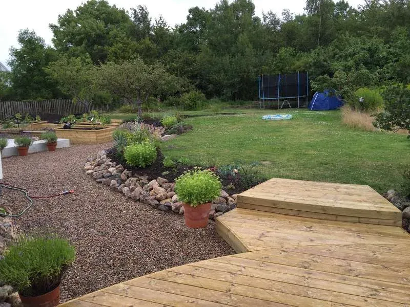 Rund terrass och blomlådor – bild 3