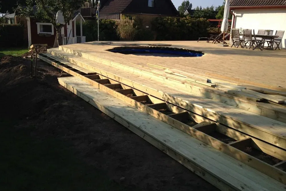 200 m² terrass med belyst pool – bild 3