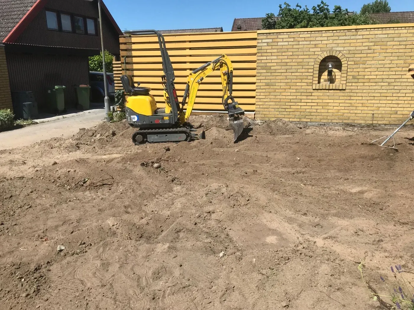 Nytt staket och gräsmatta – bild 3