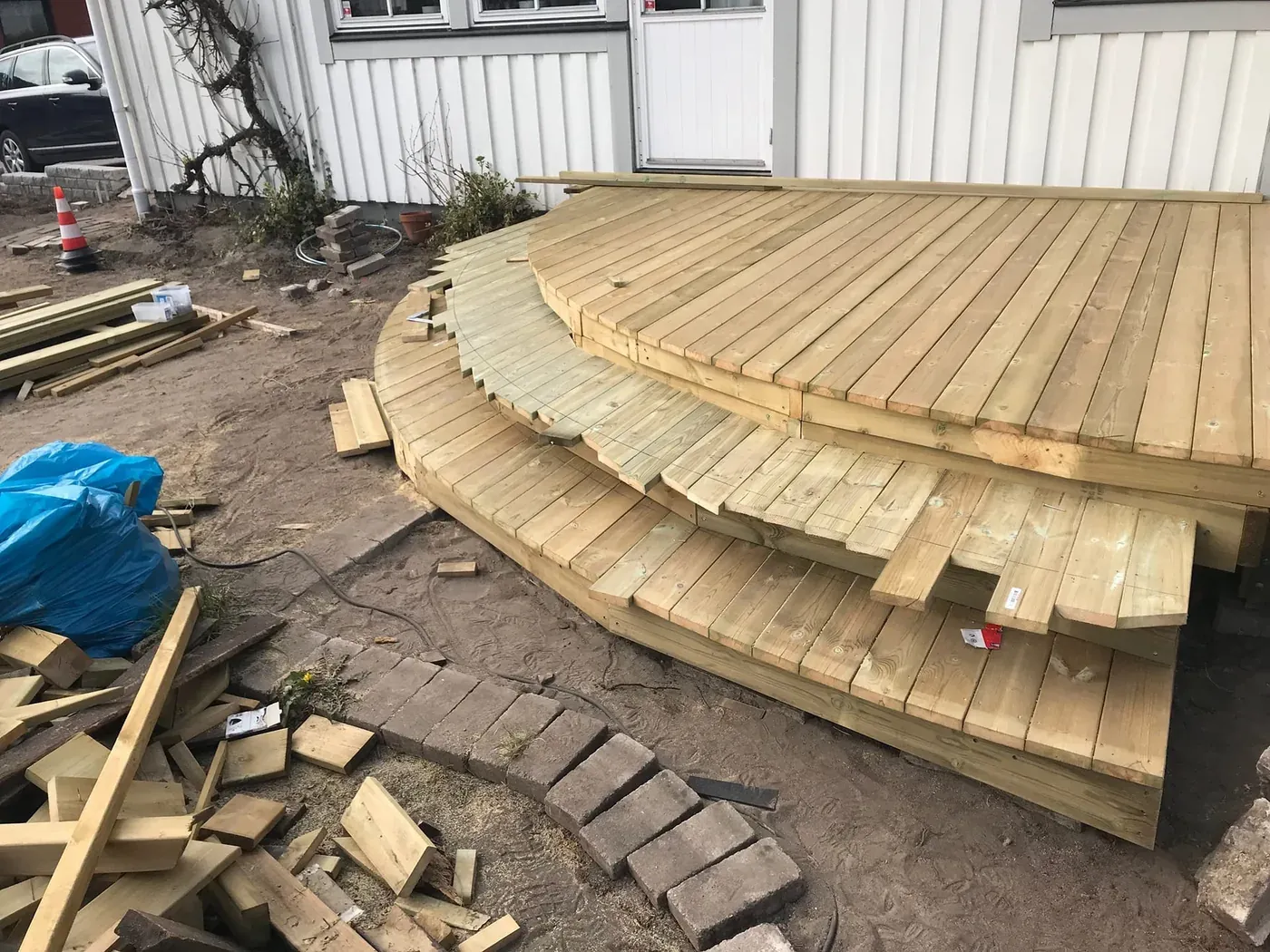 Trädäck med runda trappor – bild 4
