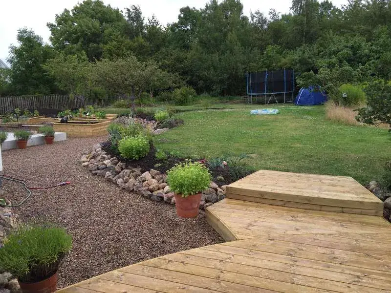 Rund terrass och blomlådor i Lomma, utfört av Wood & Stone