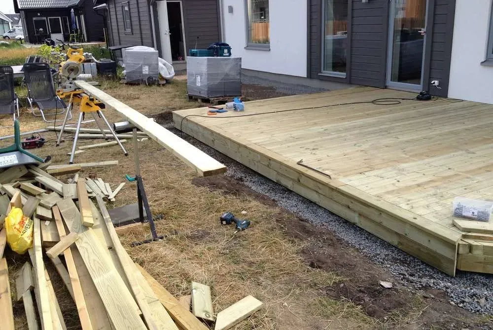Trädäck med belysning, uppfart och gångar – bild 6