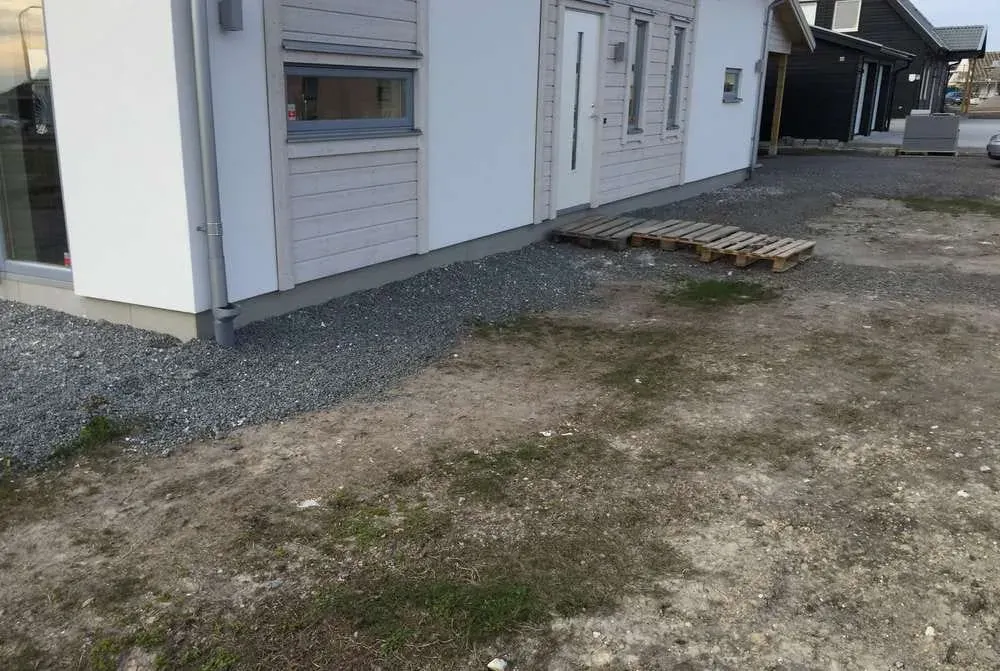 Trädäck med belysning, uppfart och gångar – bild 6