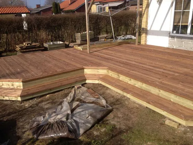 Terrass med räfflade brädor och blomlådor – bild 6