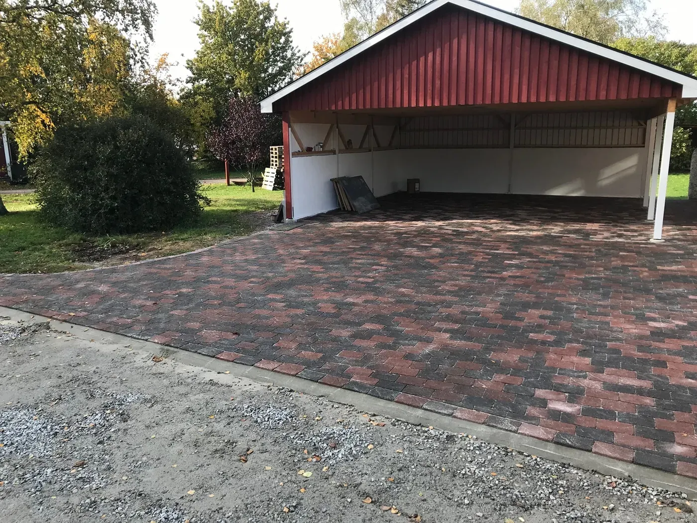 Carport och stenläggning i Flyinge – bild 7