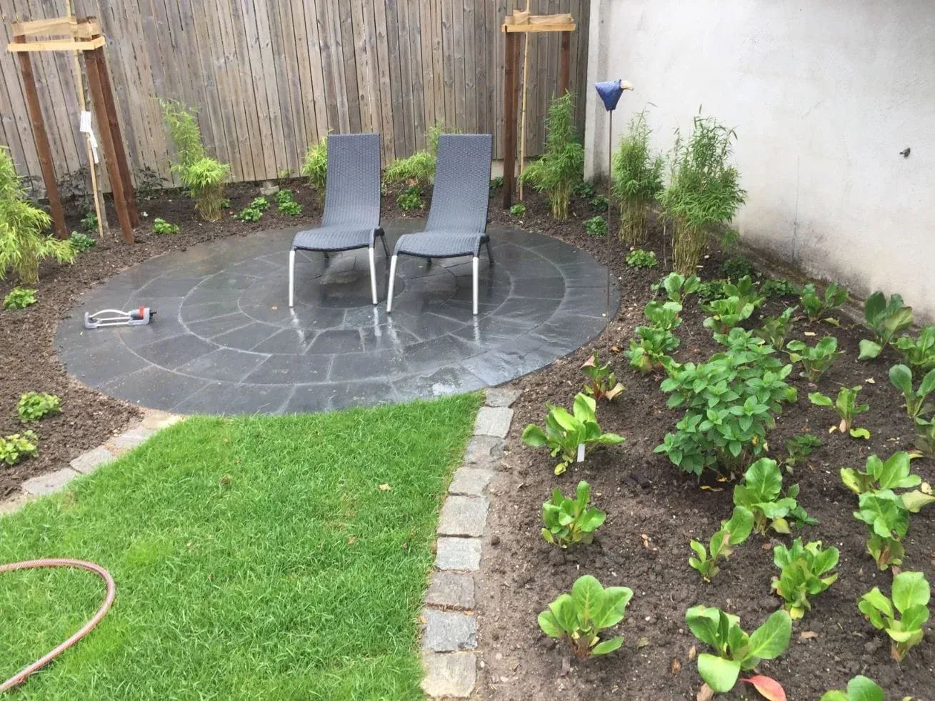 Anläggning av gräsmatta och nya rabatter – Lund. Utfört av Wood & Stone.