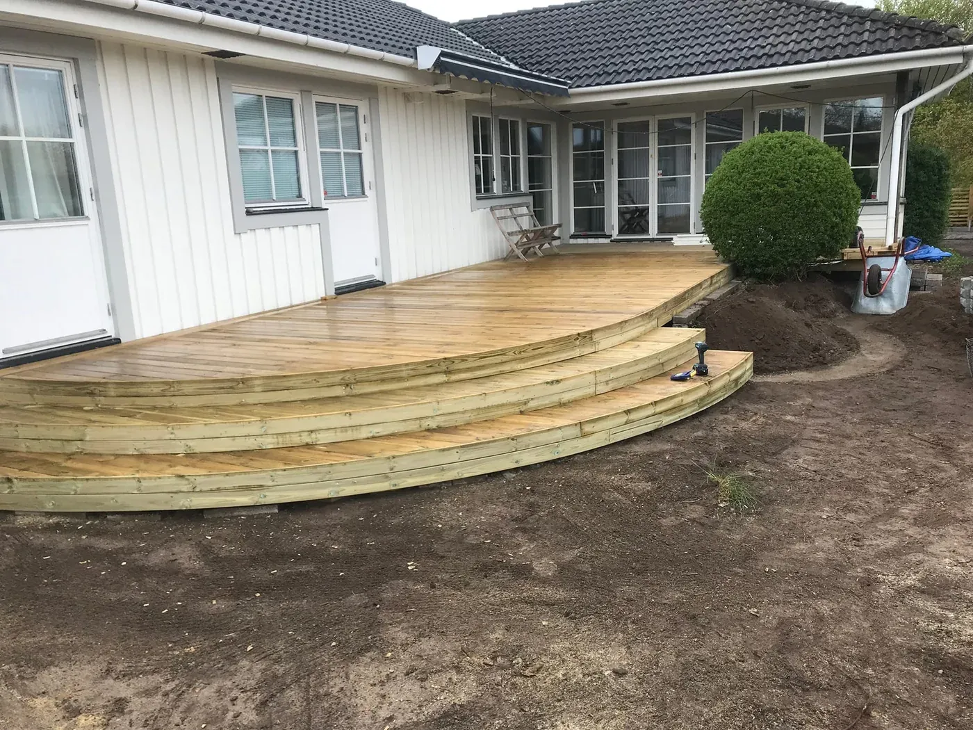 Trädäck med runda trappor – bild 7