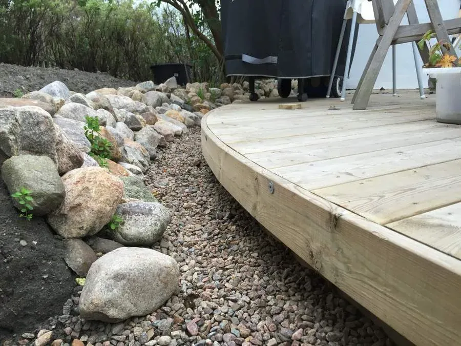 Rund terrass och blomlådor – bild 8