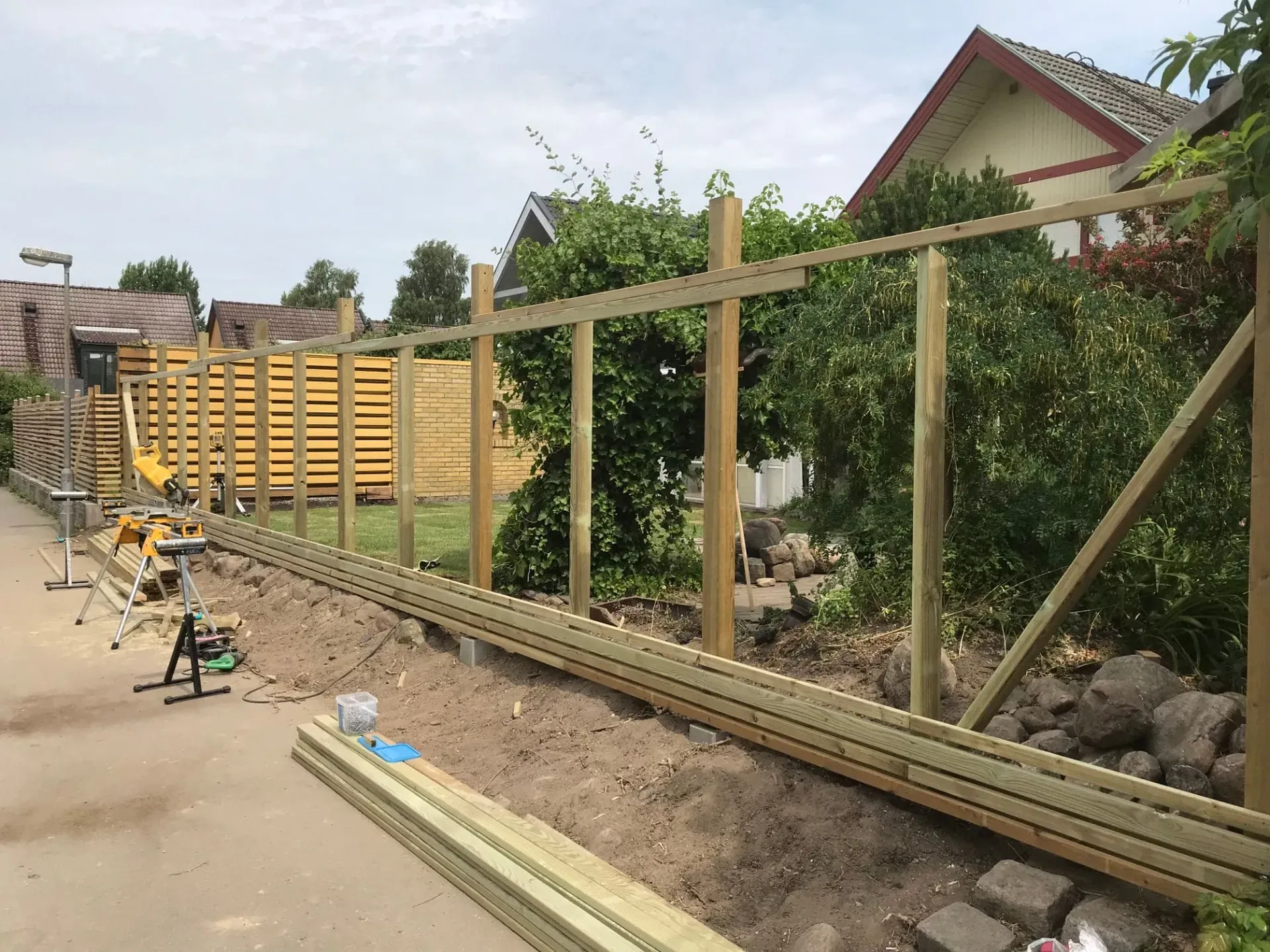 Nytt staket och gräsmatta – bild 8