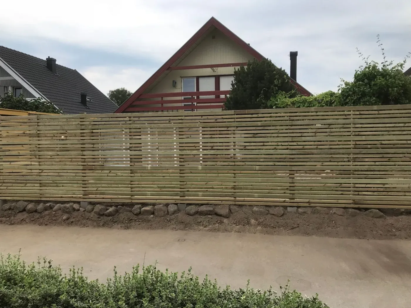 Nytt staket och gräsmatta. Utfört av Wood & Stone.