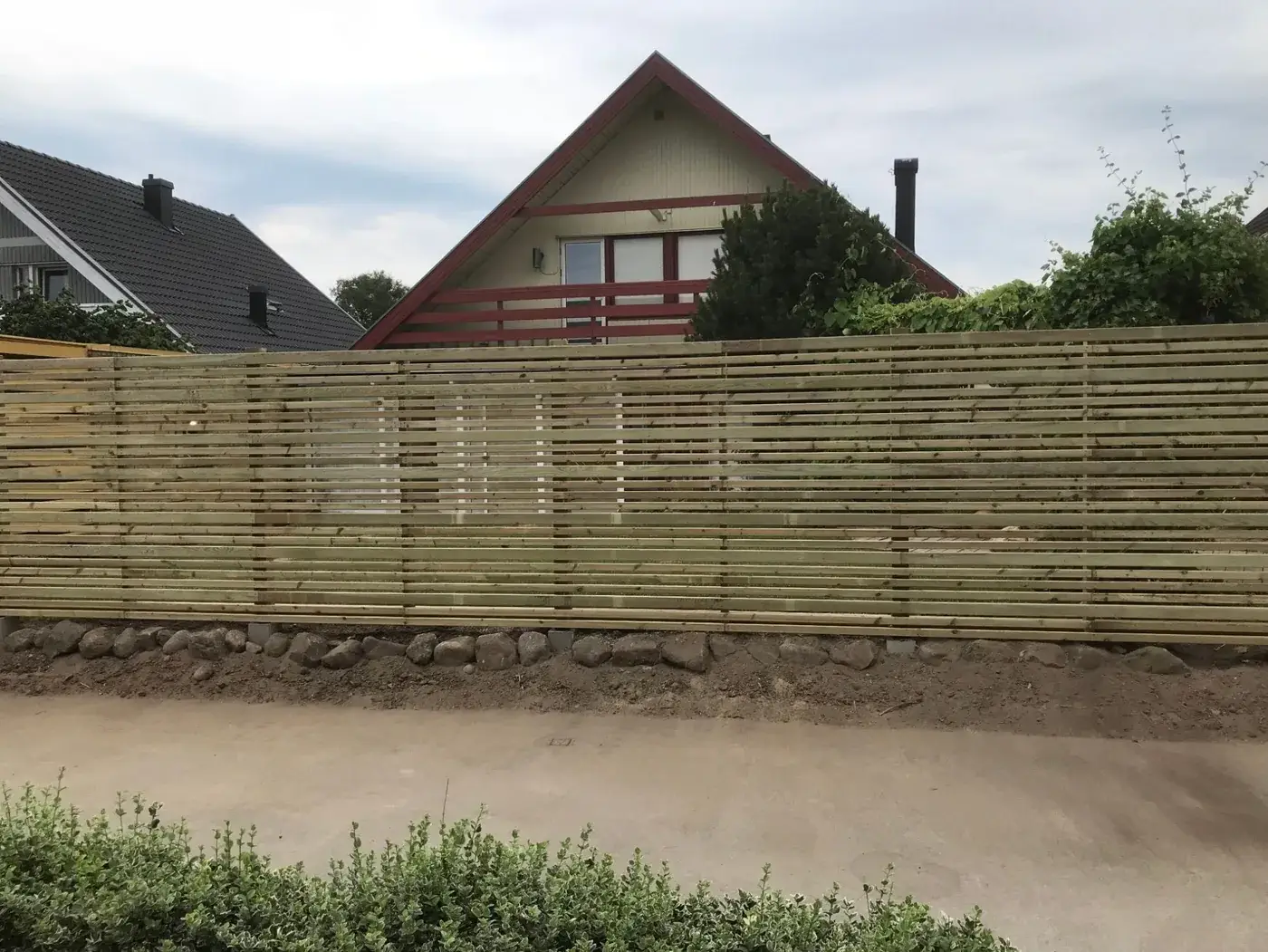 Nytt staket och gräsmatta, utfört av Wood & Stone