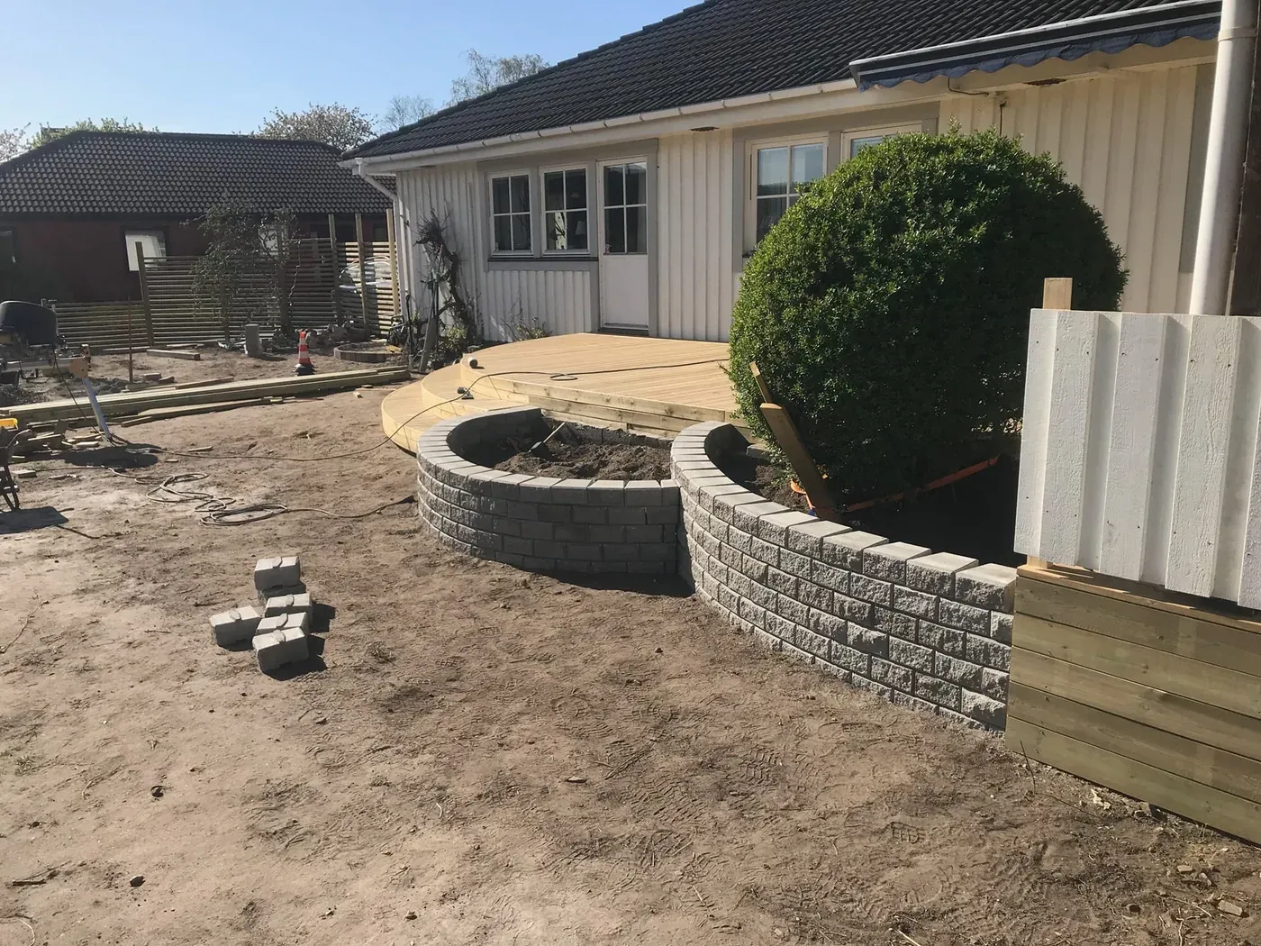 Trädäck med runda trappor – bild 8