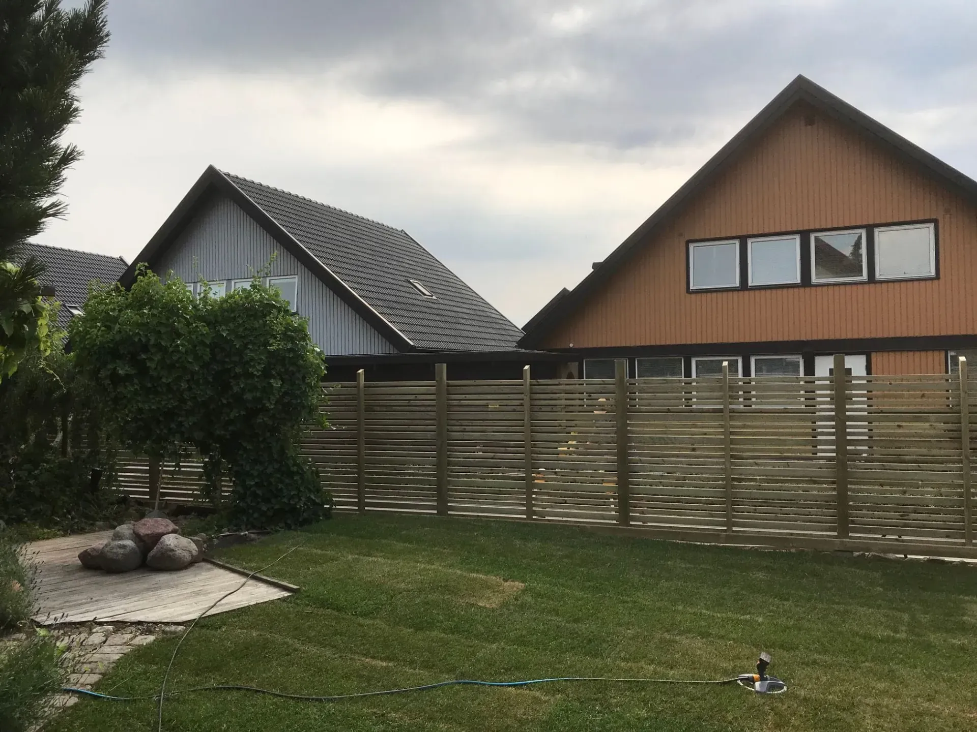 Nytt staket och gräsmatta. Utfört av Wood & Stone.