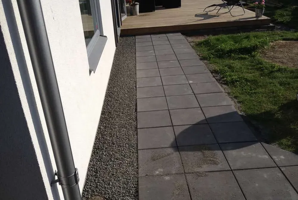Trädäck med belysning, uppfart och gångar – bild 9