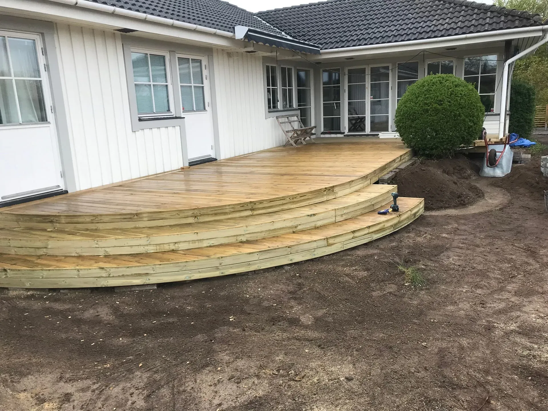 Trädäck med runda trappor – bild 10