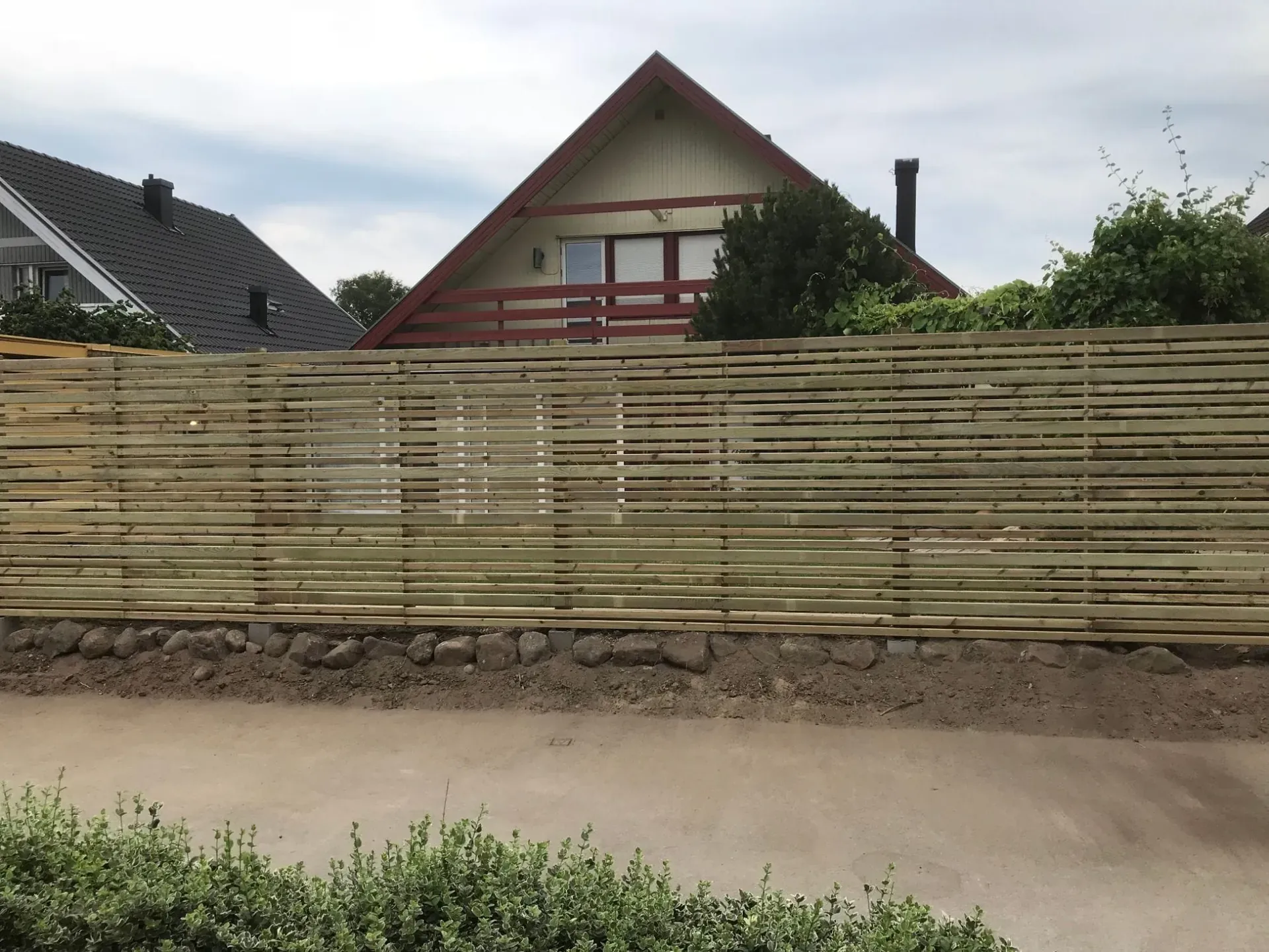 Nytt staket och gräsmatta – bild 11