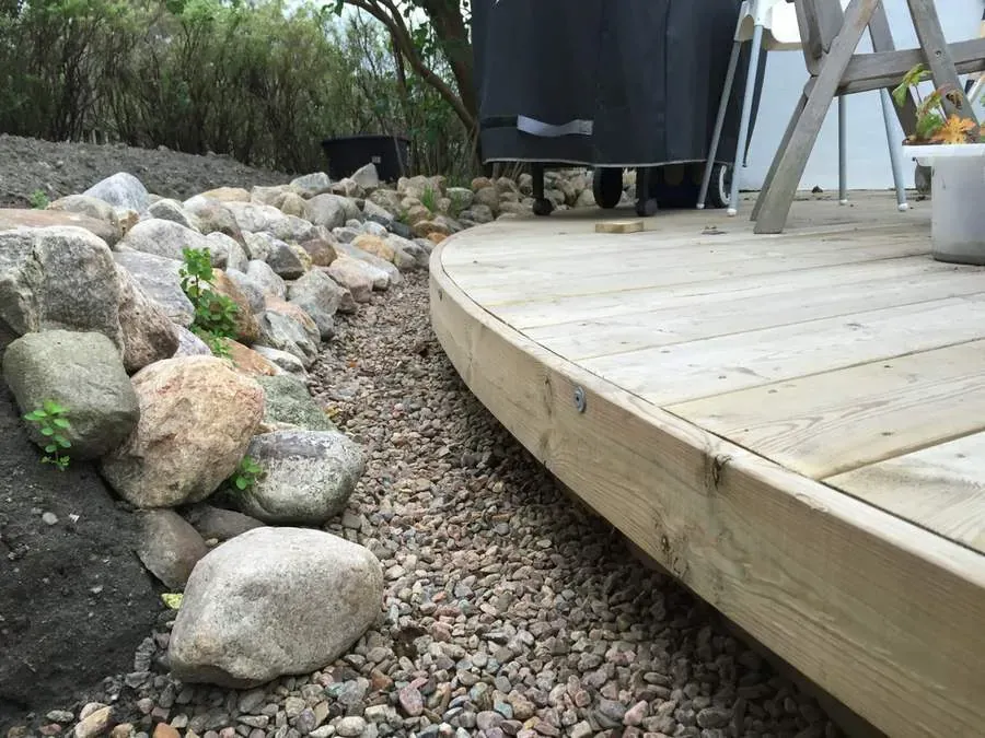 Rund terrass och blomlådor – bild 11