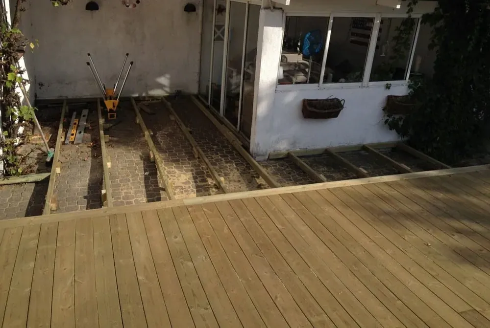 200 m² terrass med belyst pool – bild 12