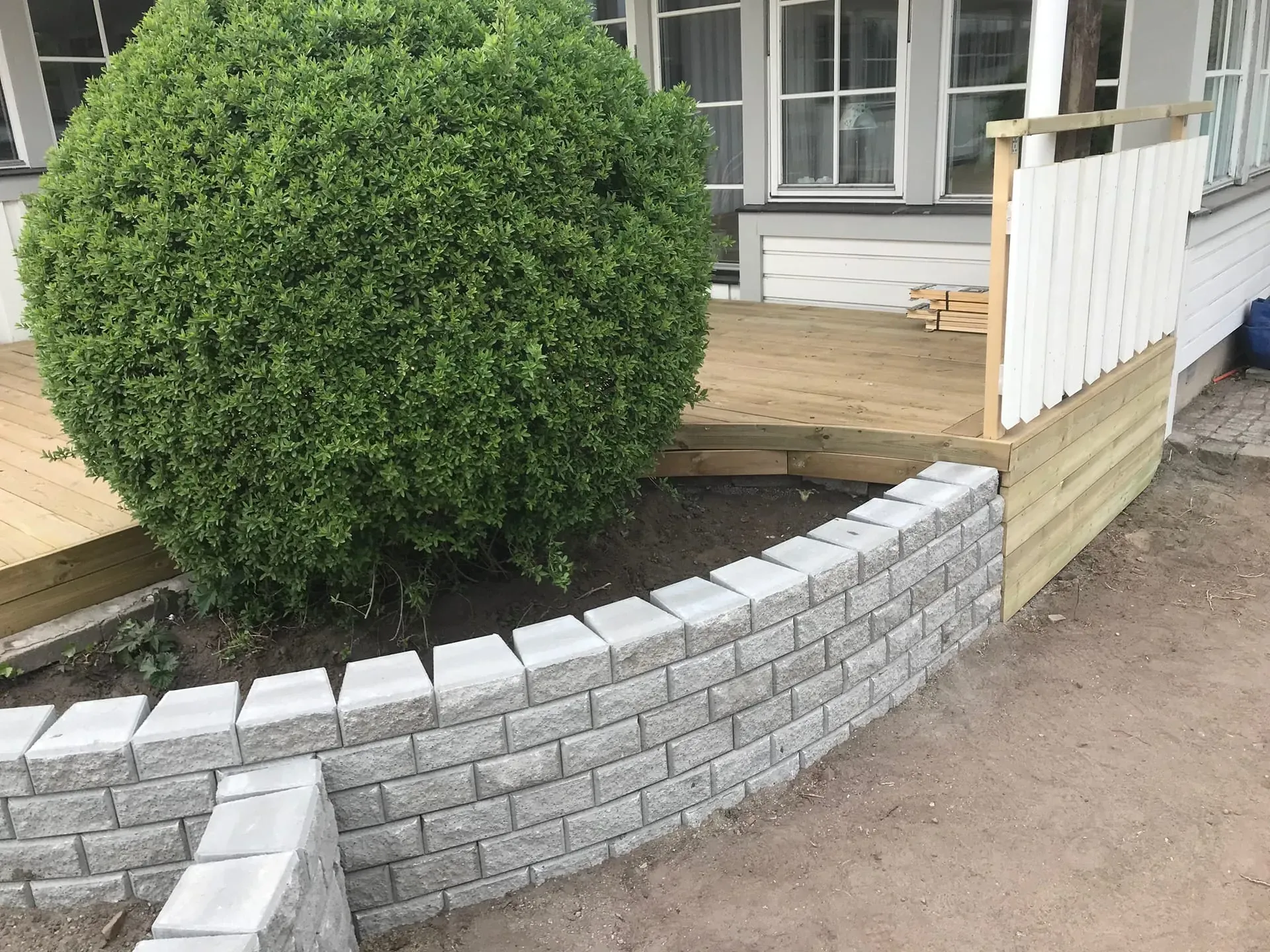 Trädäck med runda trappor – bild 13