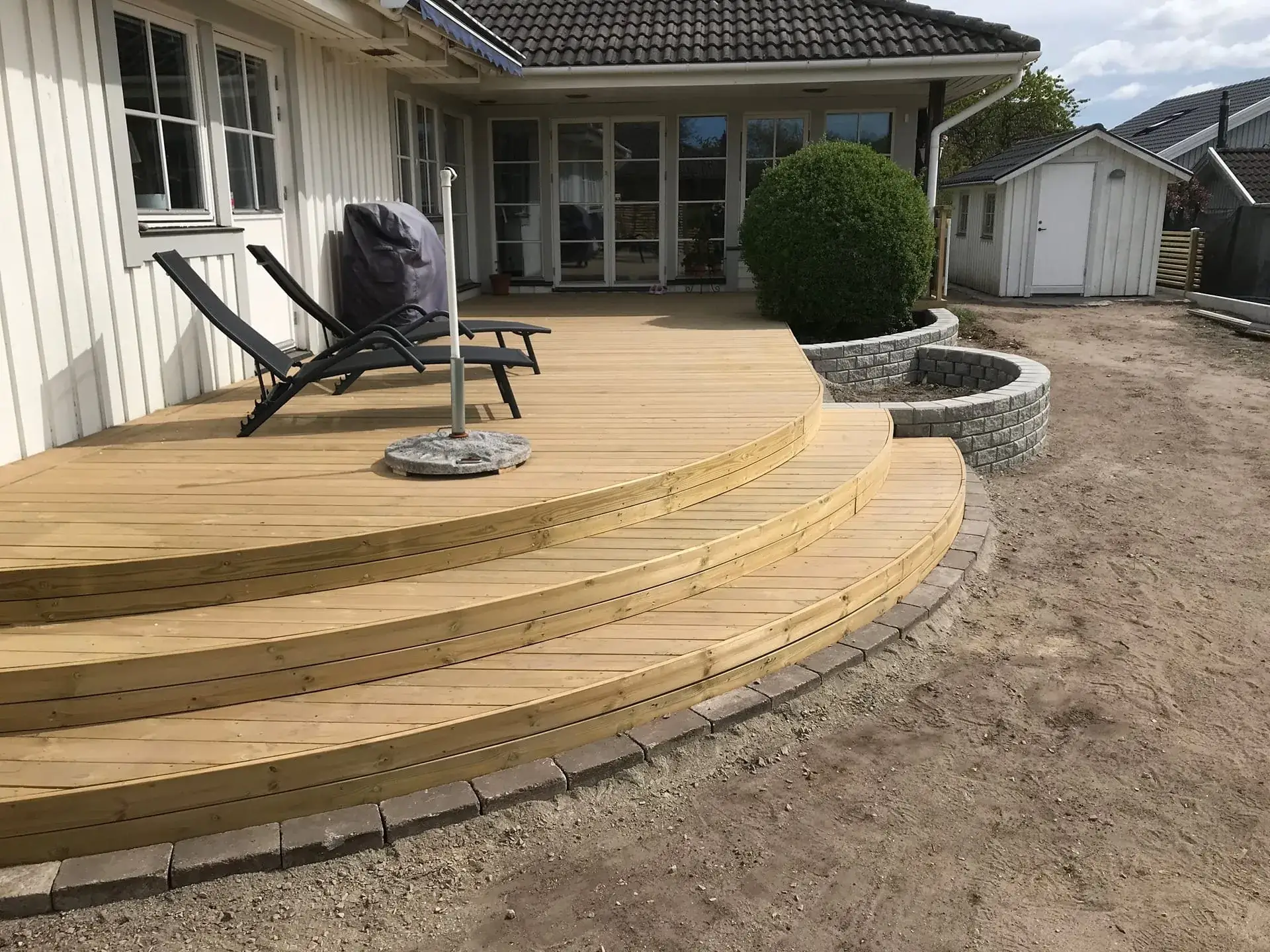 Trädäck med runda trappor i Skåne, utfört av Wood & Stone