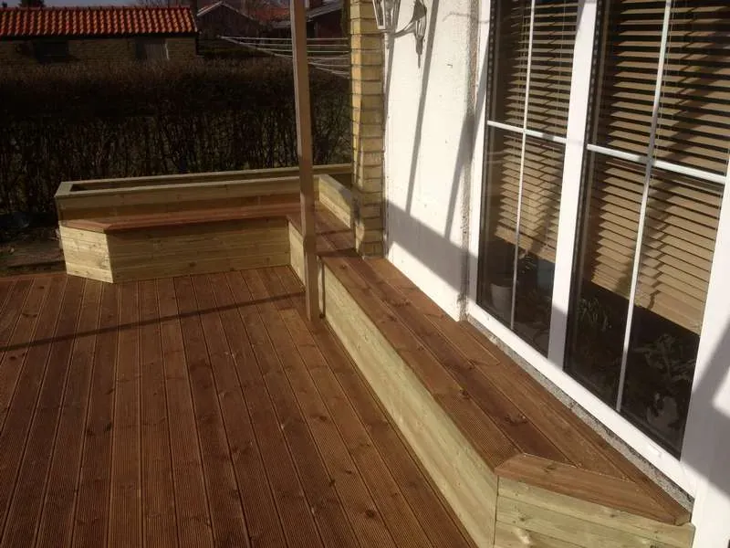 Terrass med räfflade brädor och blomlådor – bild 15
