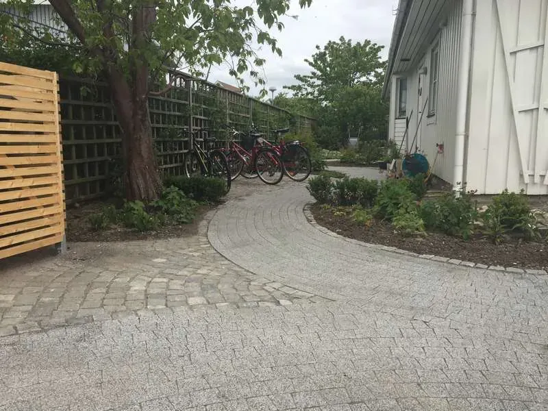 Runda stengångar i Dalby – Dalby. Utfört av Wood & Stone.