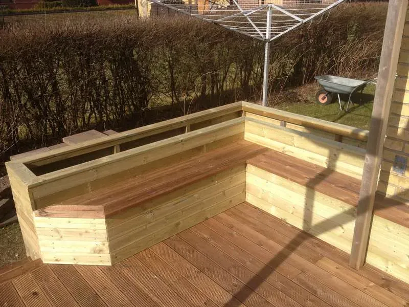 Terrass med räfflade brädor och blomlådor – Bjärred. Utfört av Wood & Stone.