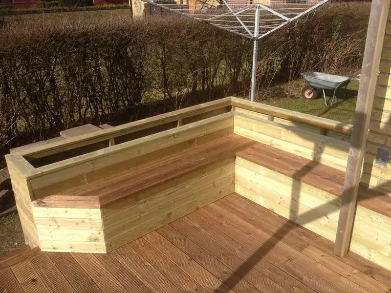 Terrass med räfflade brädor och blomlådor i Bjärred, utfört av Wood & Stone