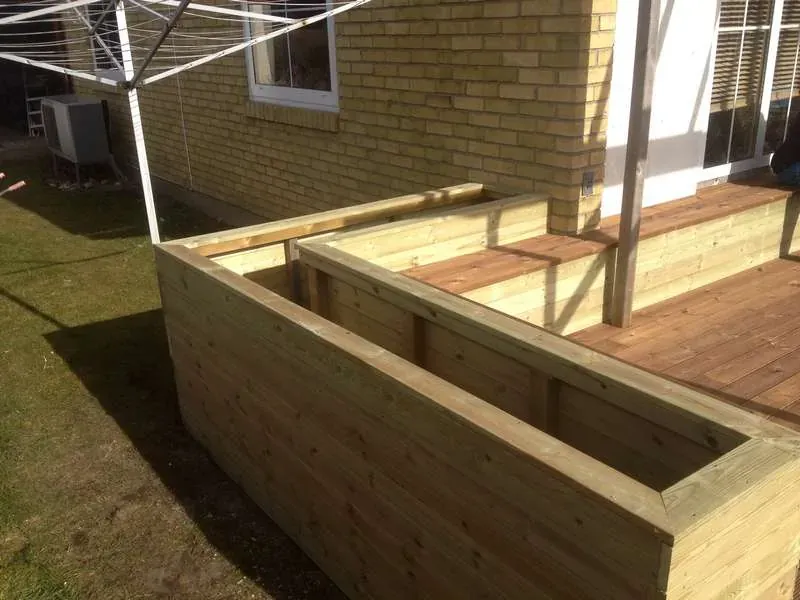 Terrass med räfflade brädor och blomlådor – bild 18